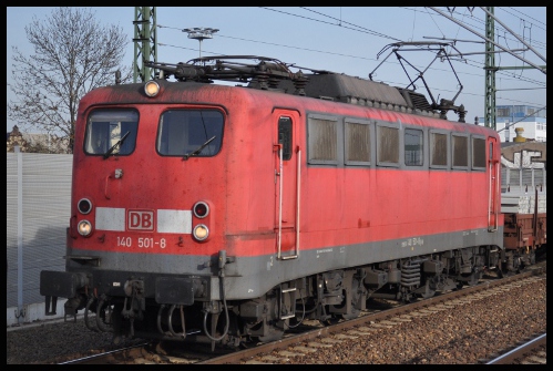 140 501 am 24.11.2011 im Bahnhof Erfurt